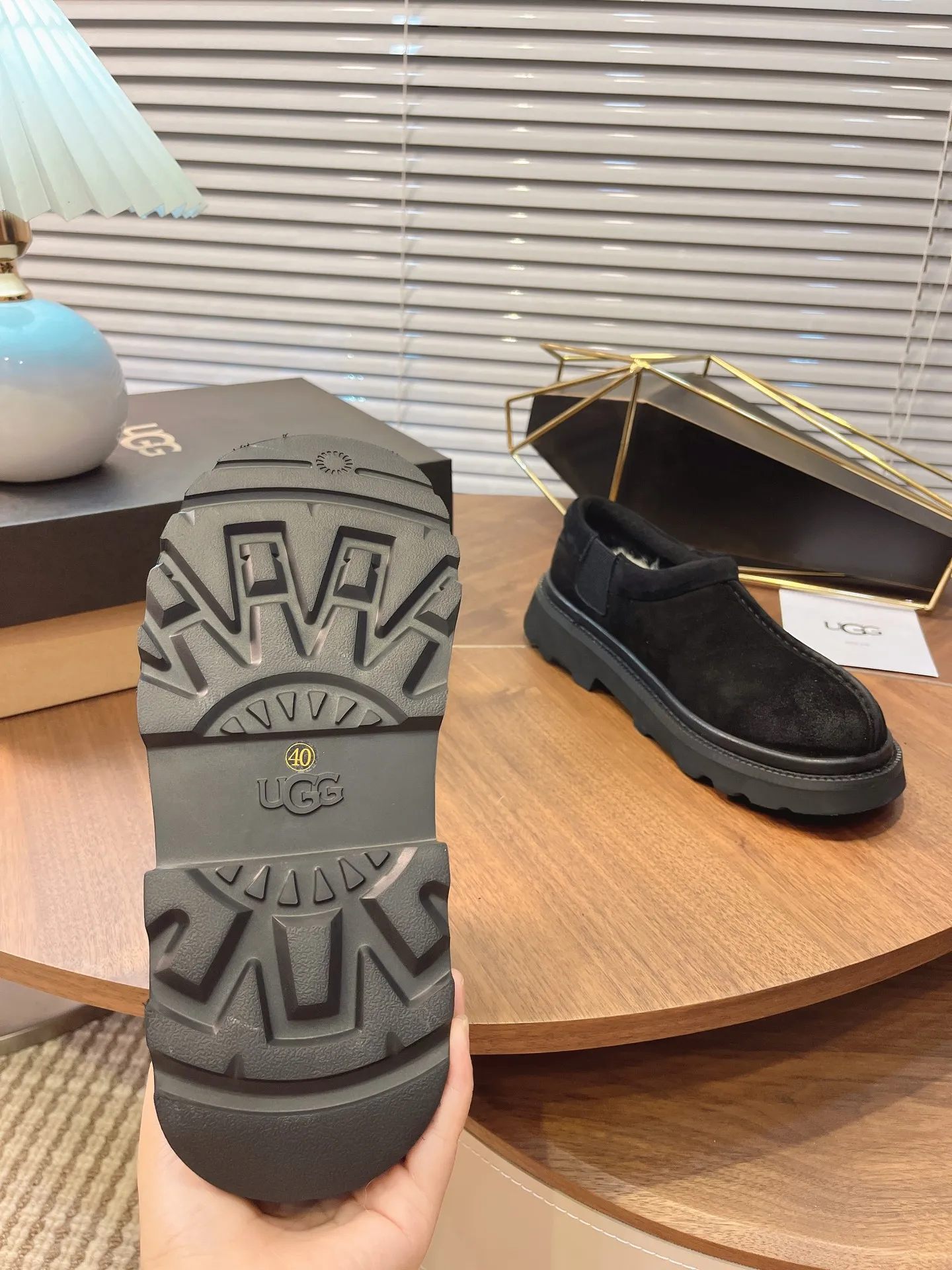 p518🐮🐮2025 new style𝑼𝑮𝑮•Men's style ◾️.Winter snow boots and fur shoes. The matching coefficient is also 100%.💥Very good-looking✨Full of fashion and you will look great when you put it on📈 Tasman casual boots. The heel is decorated with a hot embossed brand logo. Item No.: 1166913 Upper: High-quality cow suede Inner lining: sheepskin imported from Australia. The inner lining is made of Australian lamb wool. Outsole: EVA non-slip outsole. Size: 40 to 44